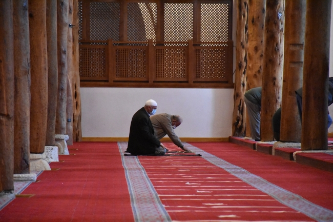 Sivrihisar Ulu Cami'de yeniden cemaatle namaz kılınmaya başlandı